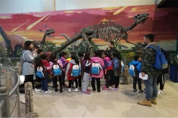 學(xué)生在上認識恐龍科普課 學(xué)生在上認識恐龍科普課