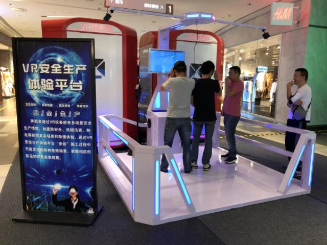 人們正在體驗vr設備