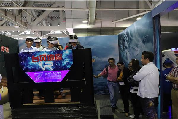 人們正在體驗臺風地震館 人們正在體驗臺風地震館