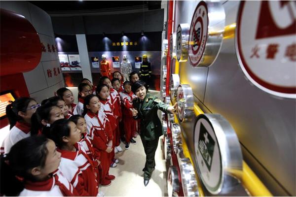 學生正在認真聽講和體驗消防安全知識 學生正在認真聽講和體驗消防安全知識