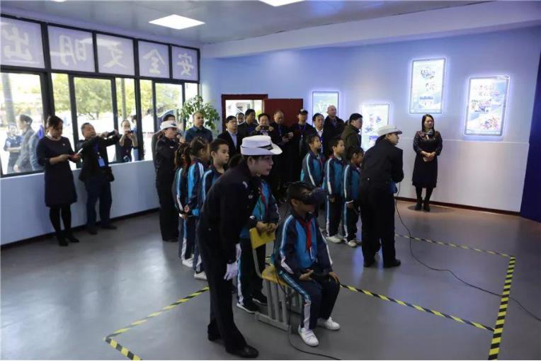 學(xué)生正坐著體驗體驗交通出行安全體驗館 vrxxjy01.jpg