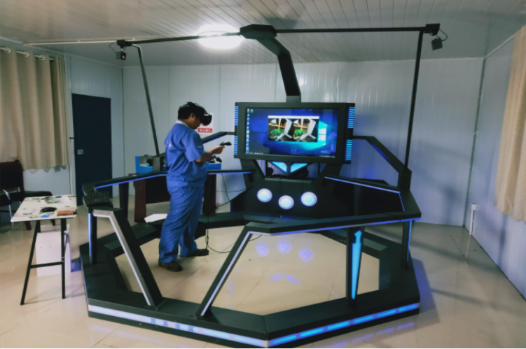 工人正在體驗模擬高空作業(yè)