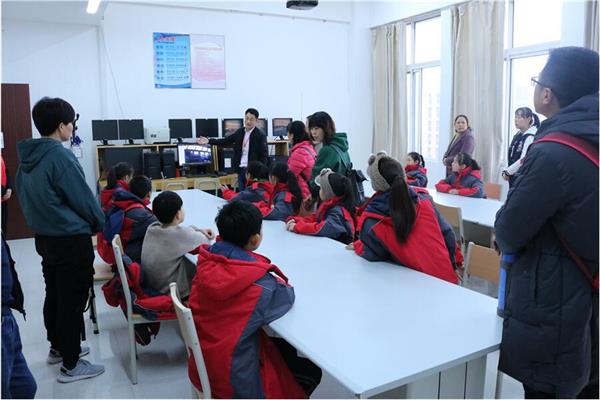 學(xué)生認(rèn)真聽講科普知識