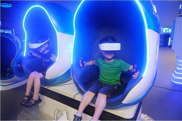 小朋友在體驗vr設備