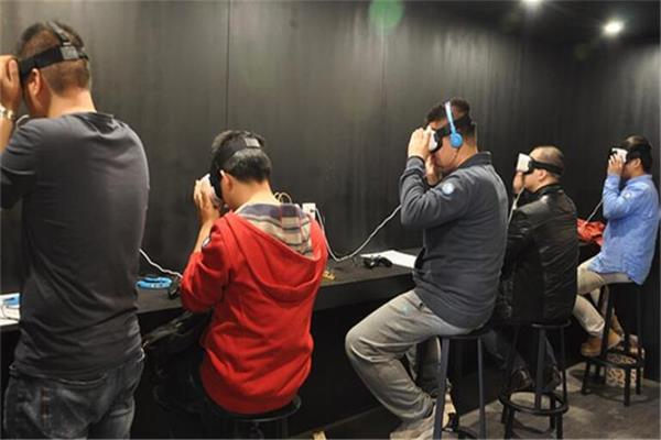 客人正在體驗vr設備