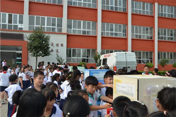 學生正在爭相體驗科普設備