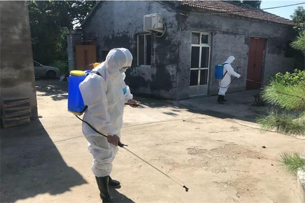 衛生人員對街道進行消毒