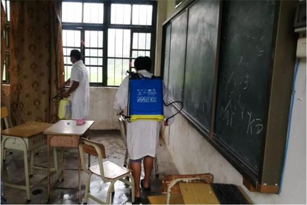 衛生人員對教室進行消毒