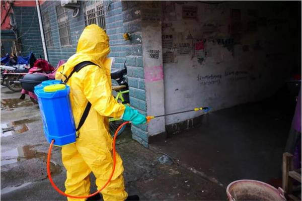 衛生人員對市場進行消毒