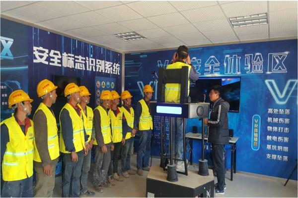 工人正在體驗(yàn)學(xué)習(xí)vr工地安全