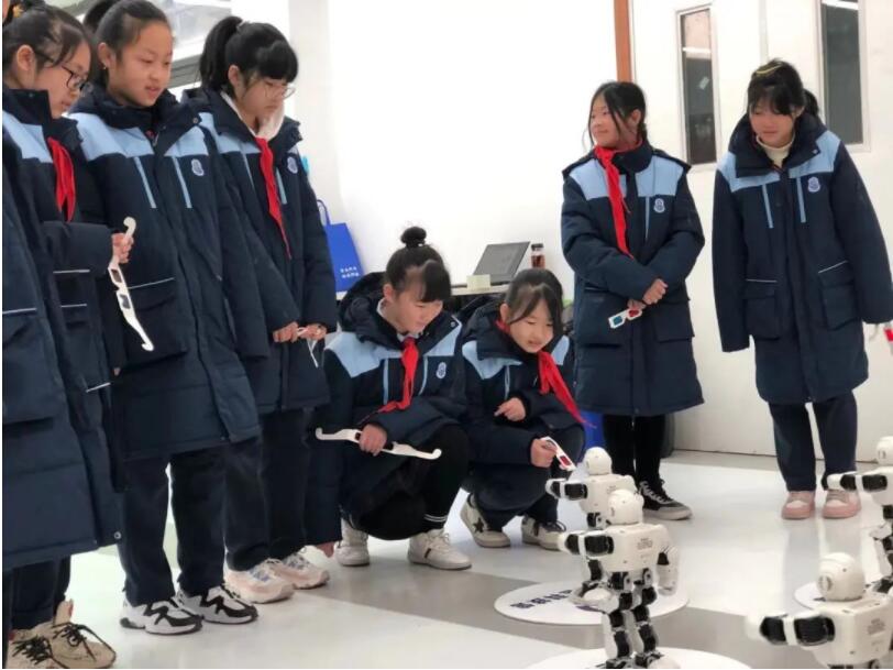 學(xué)生正在玩弄交通安全機(jī)器人 學(xué)生正在玩弄交通安全機(jī)器人