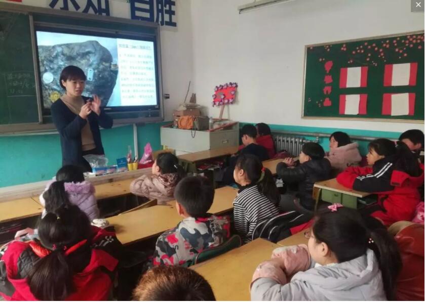 老師在跟學(xué)生講解科普宣傳 老師在跟學(xué)生講解科普宣傳