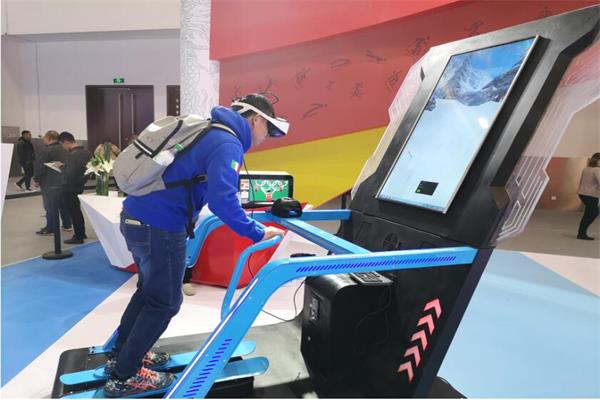 帥哥在vr體驗館玩vr滑雪游戲 帥哥在vr體驗館玩vr滑雪游戲