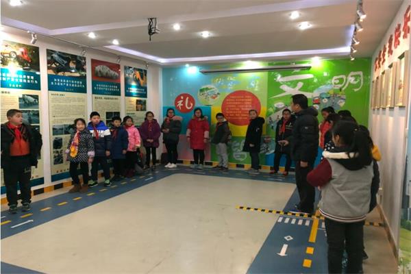 學生在交通安全館學習交通安全知識